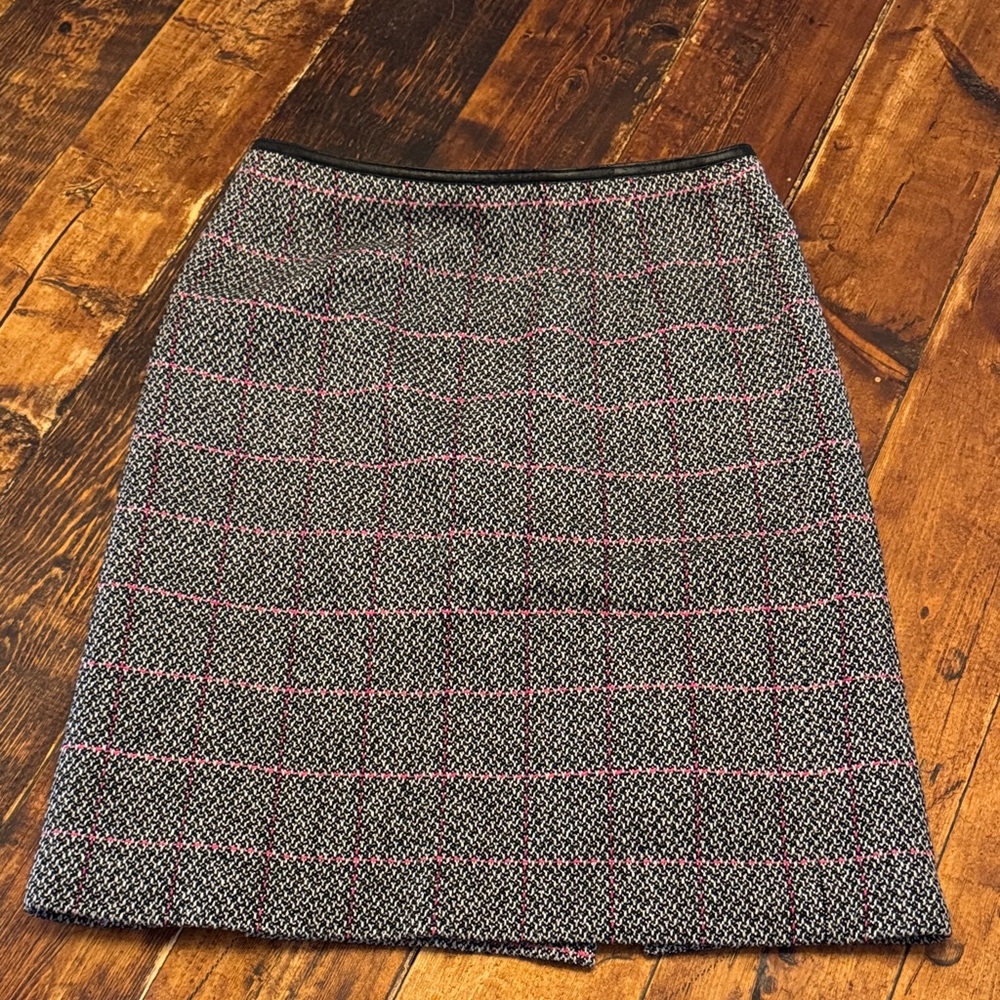 TALBOTS Women's 10P - BLACK & PINK WOOL BLEND TWEED KNIT SKIRT - Knee Length